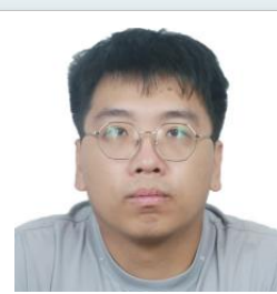 李**