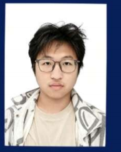 李**