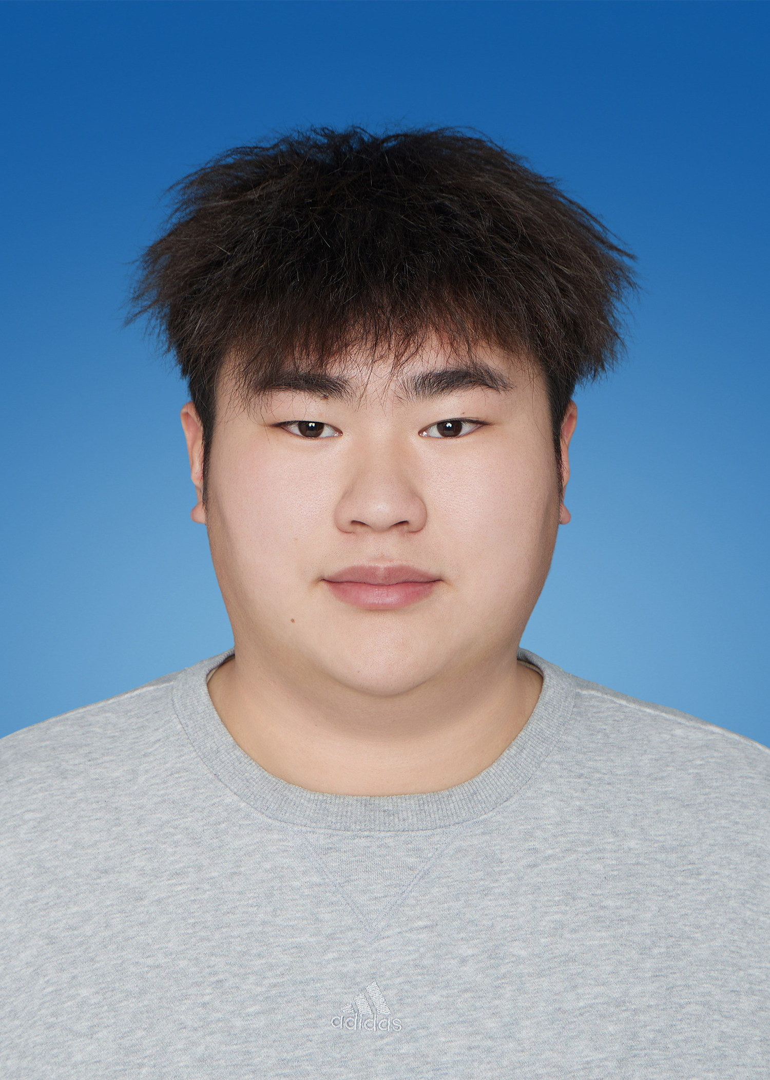李**